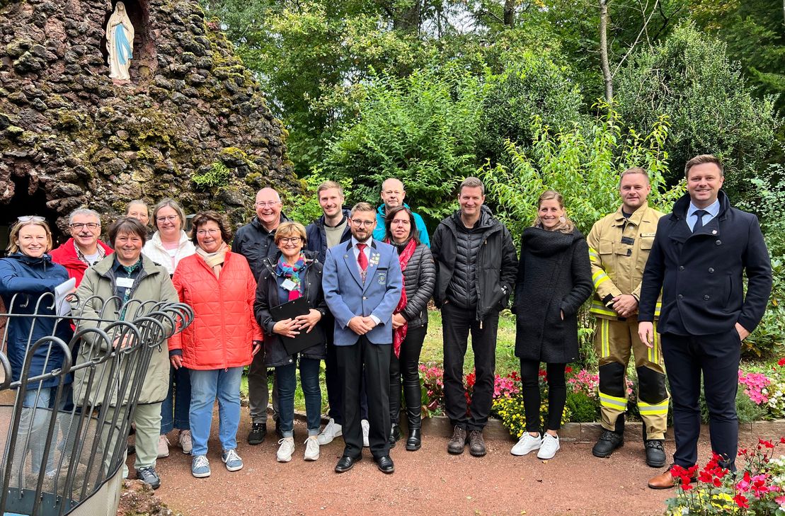 An der gepflegten Anlage rund um die Lourdes Grotte in Rohren wurde Halt gemacht.