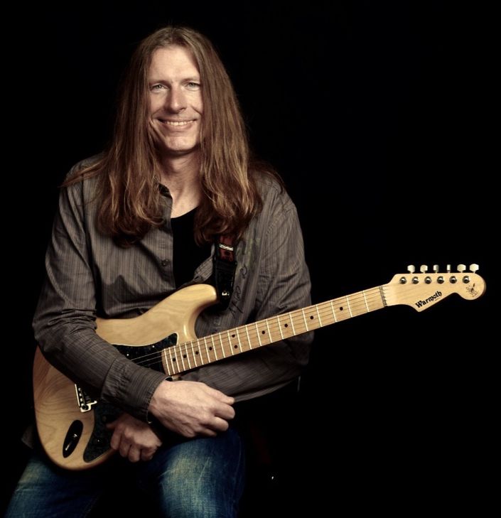 Der Gitarrist Knut Bausch aus Freisen ist seit mehr als 35 Jahren auf den Bühnen unterwegs, anfänglich bei der sehr erfolgreichen Rockcoverband 'X-Change' sowie als Session-Player bei zahlreichen Projekten und Musicals, unter anderem bei der kanadischen Rockband 'Saga'