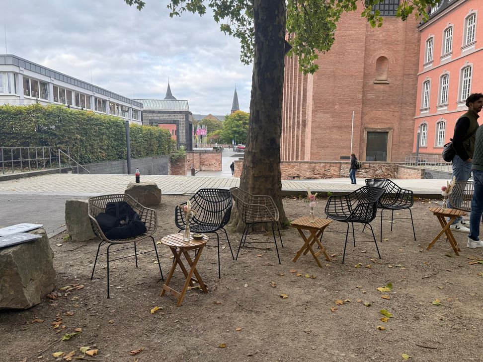 Die neu bestuhlte Terrasse vor dem Kiosk im Palastgarten gibt einen Vorgeschmack auf den geplanten Neustart Ende Oktober.