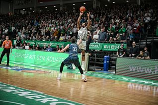 Urald King mit der Nummer 20 bei den Moselstädtern mit dem Dreierversuch.