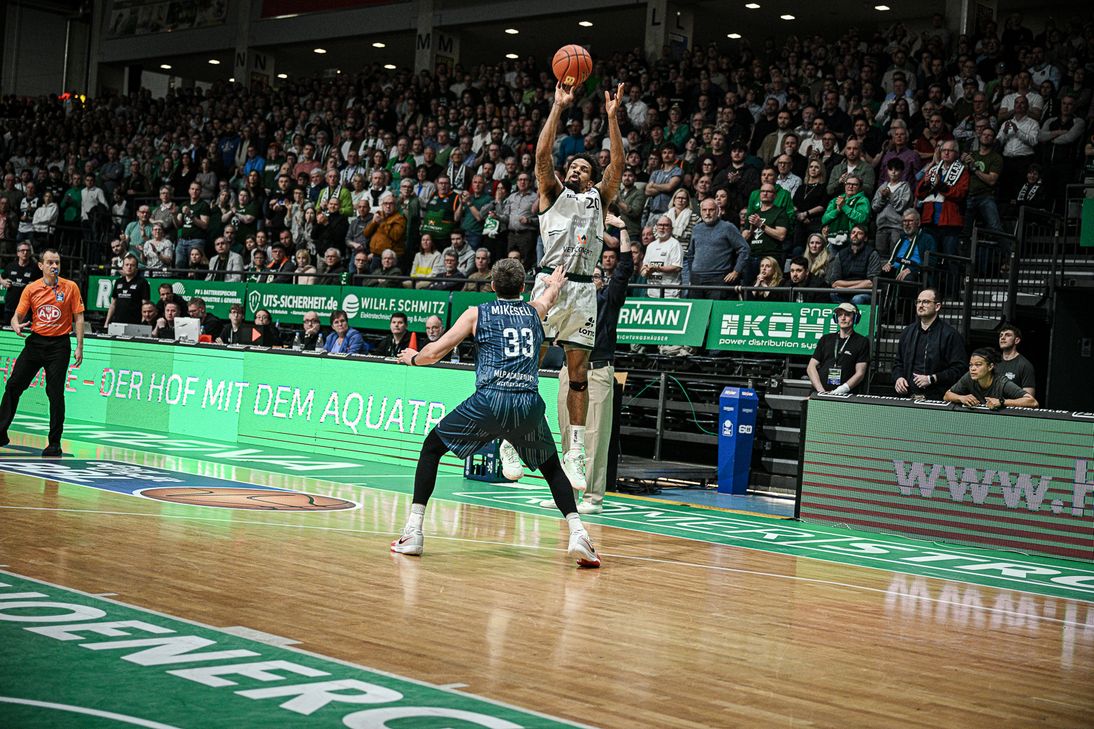 Urald King mit der Nummer 20 bei den Moselstädtern mit dem Dreierversuch.