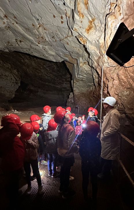 Auch wenn’s draußen heiß ist: Bei der Schatzsuche im Bergwerk müssen sich die Ferienspaß-Entdecker dick einmümmeln – und natürlich einen Helm aufsetzen.