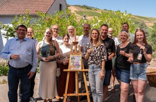 Von links: Landrat Jörg Denninghoff (Rhein-Lahn Kreis), Beigeordneter Dietmar Fahl (VG Rhein-Nahe), Mittelrhein-Weinprinzessin Anna, Christian Kuhn (Rhein-Nahe-Touristik), Lea Rindsfüßer (ZV Welterbe), Stefan Jedele (Mittelrhein-Wein e.V.), Landrat Volker Boch (Rhein-Hunsrück Kreis), Mareike Knevels, Tobias Korn, Werner Eckert (Weinjournalist), Nico Melchior, Natalie und Fabienne Korn.
