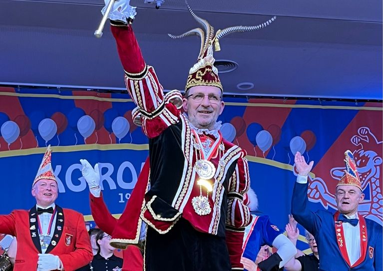 Prinz Dieter II. hat noch das Sagen über die Roetgener Karnevalisten und führt den Tross der Tollitäten zum Sessionsauftakt in der TV-Halle an.