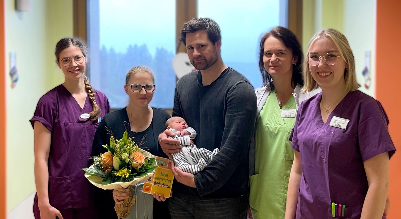 Zusammen mit den Eltern freuen sich Chefärztin Andrea Graca dos Santos (2. v.r.) sowie Hebamme Lara Grengs (links) und Gesundheits- und Krankenpflegerin Lara Roßwinkel (rechts) über die Geburt der kleinen Maria und wünschen den Eltern neben einem frohen neuen Jahr auch alles Gute für die kommende Zeit zu Viert.     Foto: Verbundkrankenhaus