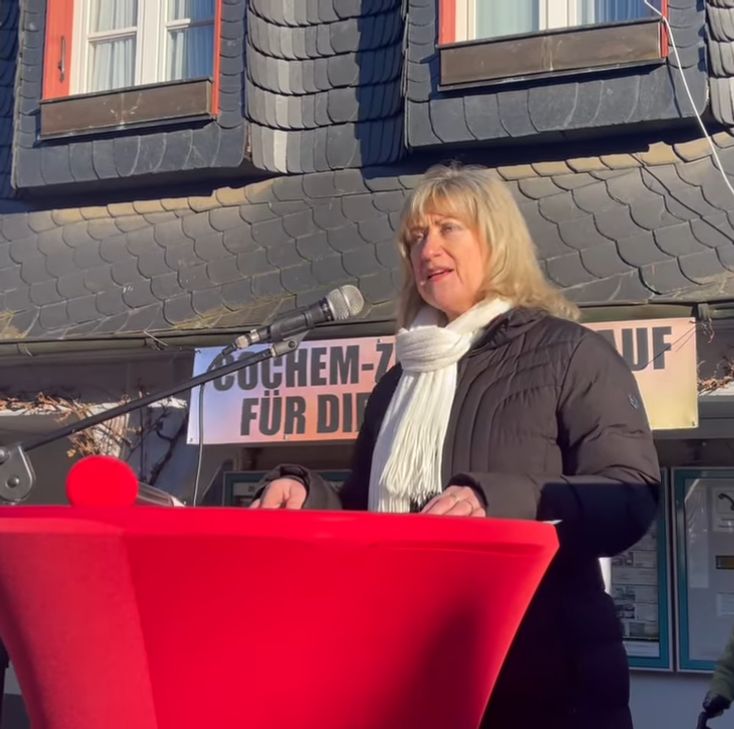 Rund 800 Cochem-Zeller gingen am Sonntag in Cochem gegen Rechtsextremismus und für die Demokratie auf die Straße.    Mit dabei auch Landrätin Anke Beilstein.