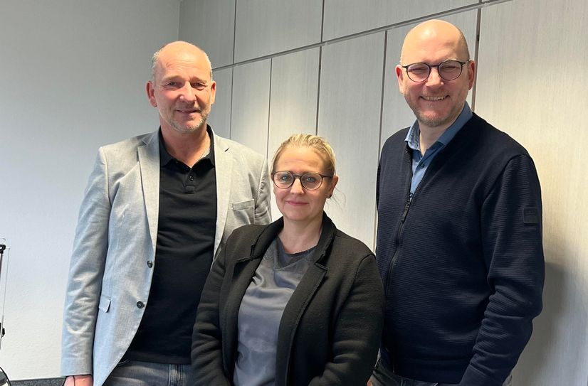 Die neue LED-Beleuchtung im Rathaus spart Energie und Geld. Darüber freuen sich Bürgermeister Jorma Klauss (rechts), Kommunalmanager Achim Diewald von Westenergie und Angela Schiffer, Projektverantwortliche der Gemeinde Roetgen.