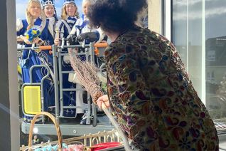 Bürgermeisterin Anna Katharina Horst verteidigt das Rathaus mit einem großen Besen.