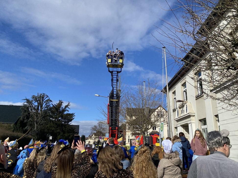 Die Weilerswister Tollitäten erhalten bei ihrem Rathaussturm Unterstützung von der Feuerwehr.