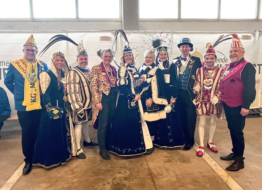 v.l.n.r.: Das Vernicher Prinzenpaar Prinzessin Yvonne I. und Prinz Thorsten mit ihrem Prinzenführer, Bürgermeisterin Anna Katha rina Horst, das Metternicher Damen Dreigestirn mit
Prinzessin Maja I., Bäuerin Heike I., Jungfrau Melli I. und ihrem Prinzessinnenführer sowie Marvin I. vom Verein Miteinander Füreinander mit seinem Prinzenführer.