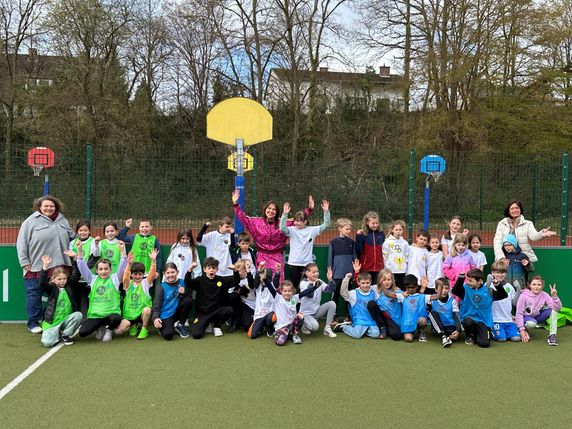 Die Teams des Fußballturniers der Verbandsgemeinde-Osterferienbetreuung der Betreuenden Grundschule mit den Betreuerinnen und Ute Dernbach (hintere Reihe, rechts), Teilbereichsleiterin Familien, Schulen, Ordnung und Soziales der VG-Verwaltung Mendig.