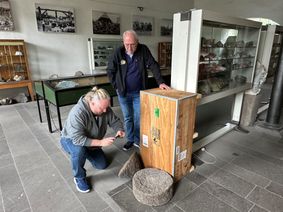 SWR-Video-Journalist Timo Fledie und Frank Neideck beim Dreh rund um die Mendiger Mahlsteine aus Australien in der Kaue im Hof Michels.