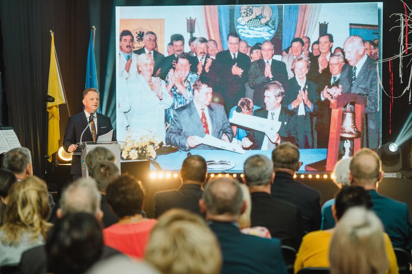 Die Unterzeichnung der Partnerschaftsurkunde im Rathaus Puck durch die Landräte Artur Jablonski und Dr. Richard Groß