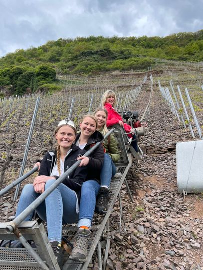 Mit der Monorackbahn ging es in die Steillage.