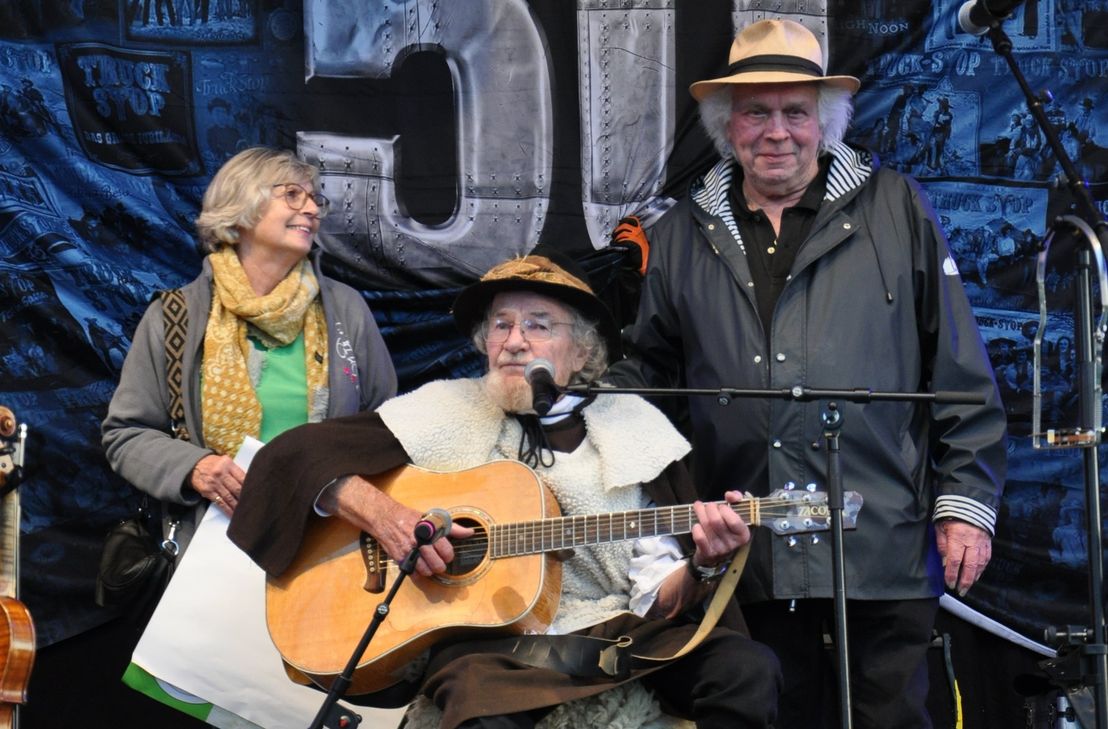 Vor dem Auftritt des Topacts der 24.OldieNacht, der Westernband »Truckstop«, griff zur Überraschung aller, auch der »Singende Hirte« Reiner Jakobs zur Gitarre und berührte alleine auf der großen Bühne mit seinem »Ave Maria der Berge« die Herzen der Zuschauer und sorgte für Momente der Besinnung auf den eigentlichen und wichtigsten Zweck des Abends.