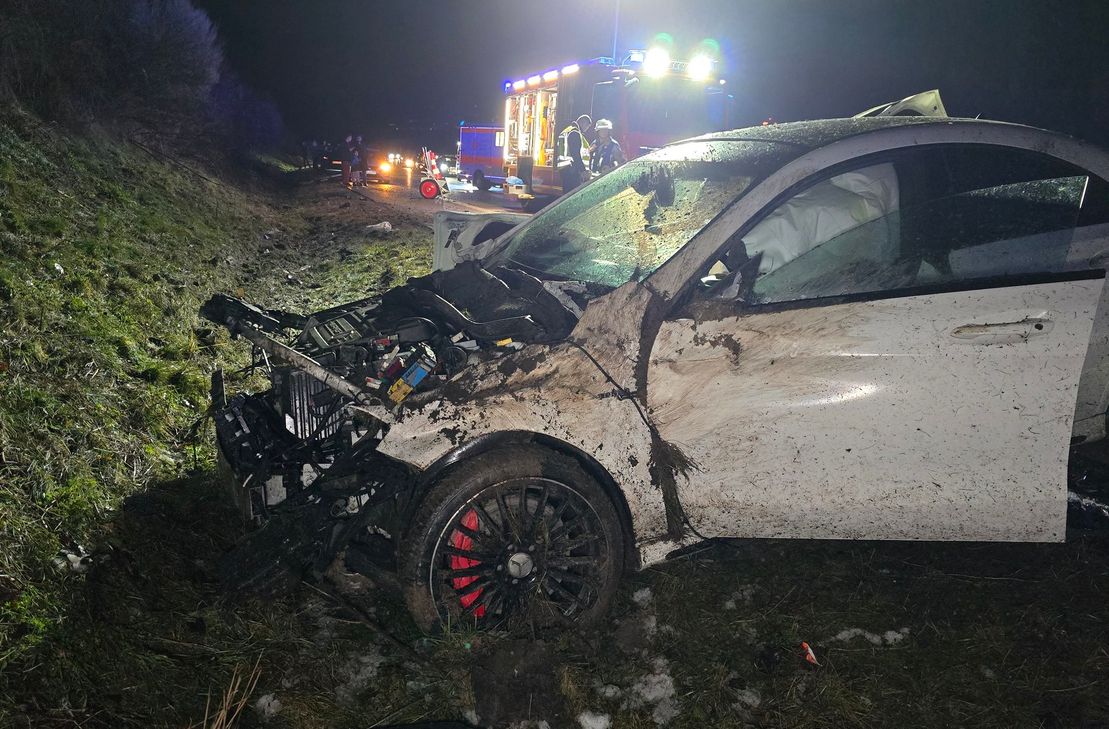 Ein weiterer verunfallter PKW.