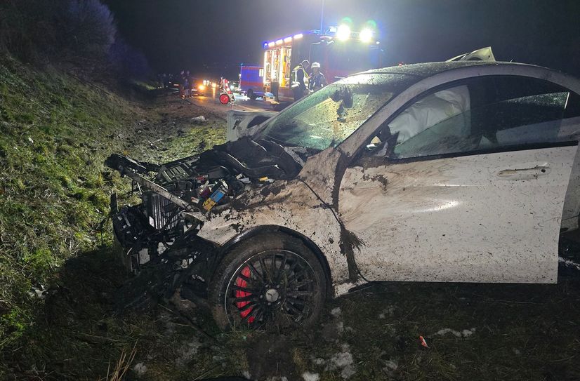 Ein weiterer verunfallter PKW.