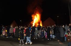 In der Nähe der Feuerwehr brannte das Martinsfeuer in Gerolstein kontrolliert ab.