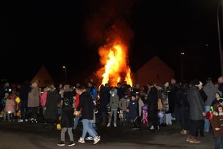 In der Nähe der Feuerwehr brannte das Martinsfeuer in Gerolstein kontrolliert ab.