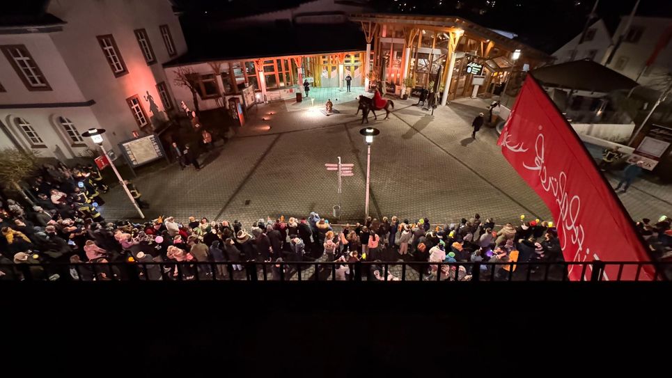 Ertstmals fand anlässlich des Martinszuges vor dem Forum ein kleines Schauspiel statt, in dem die Teilung dess Mantels m,iut dem frierenden Bettler erlebbar wurde.
