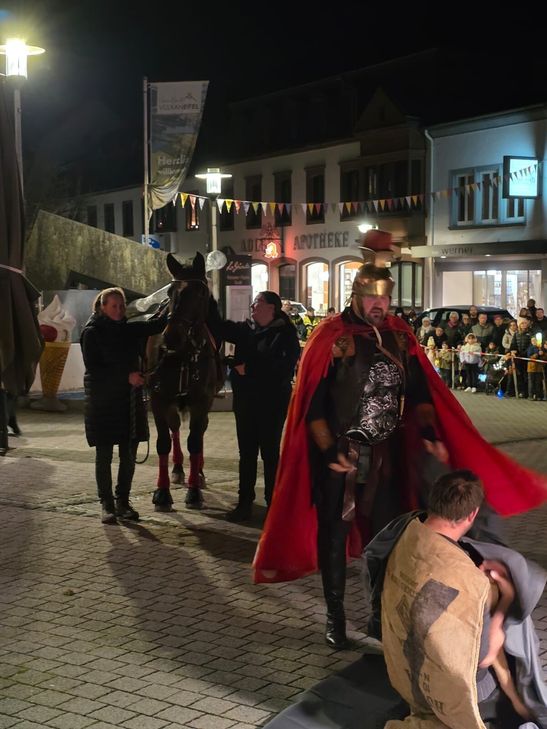 St. Martin, dargestellt von Julius Maas, teilt den Mantel vor dem Forum.