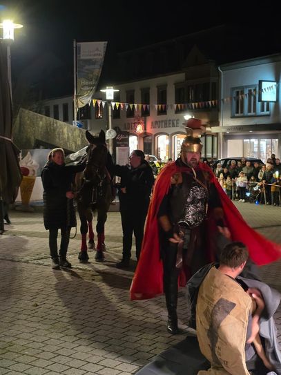 St. Martin, dargestellt von Julius Maas, teilt den Mantel vor dem Forum.