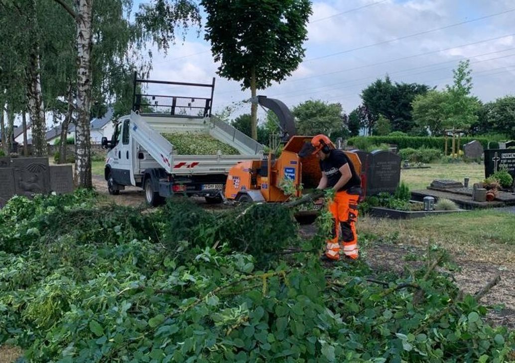 Mitarbeiter des Betriebshofes nach dem Unwetter beim Einsatz in Hausen.
