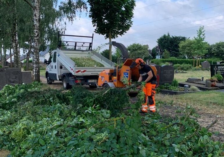 Mitarbeiter des Betriebshofes nach dem Unwetter beim Einsatz in Hausen.