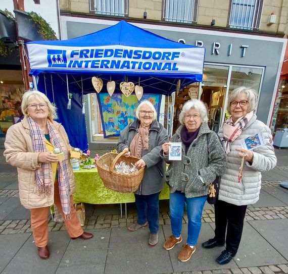 Marika Kohlhaas als Besucherin am Stand von Marlis Knappe, Brunhilde Weiss und Monika Müller vom Freundschaftskreis Friedensdorf.
