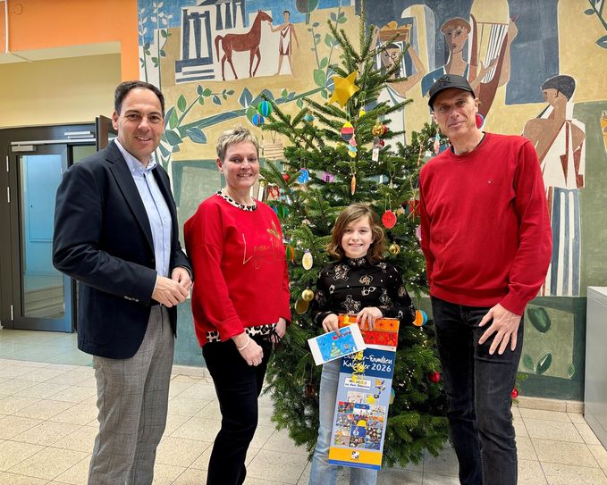 (v.l.): Bürgermeister Guido Wacht, Schulleiterin Annette Bühring, Schülerin Feenja Witt und der Geschäftsführer der Konzer-Doktor-Bürgerstiftung, Jürgen Große