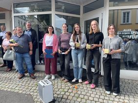 Die Schülerinnen der Projektgruppe mit ihrer Lehrerin Ronni Steiner-Wilhelmi Wilhelmi.