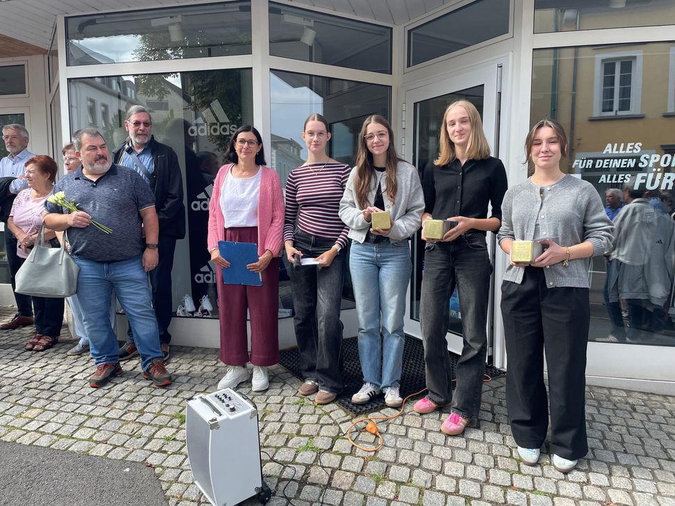 Die Schülerinnen der Projektgruppe mit ihrer Lehrerin Ronni Steiner-Wilhelmi Wilhelmi.
