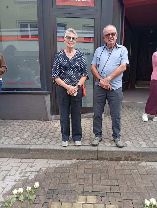Kam eigens aus England: Die Nichte von Cäcilie Ackermann, Diana Koch, mit dem Stolperstein, der in Hermeskeil dauerhaft an ihre Vorfahrin erinnern wird.