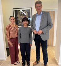 Karin Jung (links) mit ihrem Gastsohn Sei Hellen Dinh (Mitte) und Bundestagsabgeordneten Patrick Schnieder (rechts).