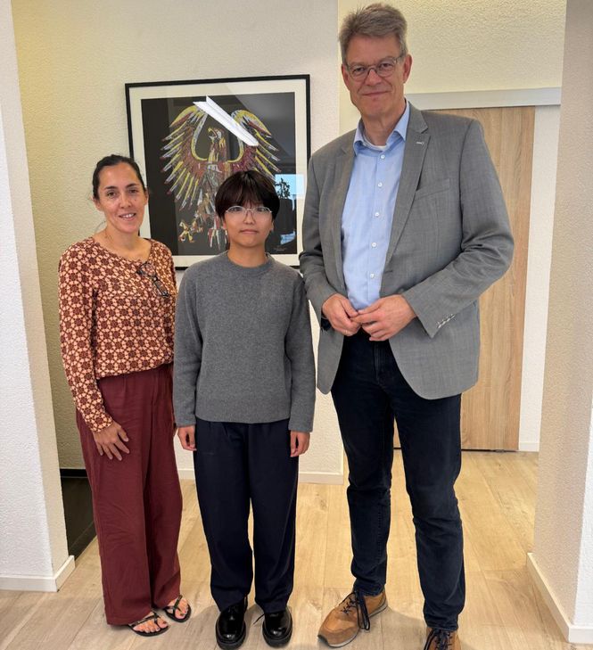 Karin Jung (links) mit ihrem Gastsohn Sei Hellen Dinh (Mitte) und Bundestagsabgeordneten Patrick Schnieder (rechts).