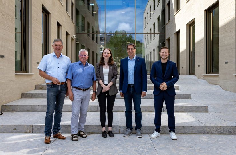 V.l.: Erster Beigeordneter Karl Heinz Weis, Stadtbürgermeister Hans Peter Döpgen, Anna Lena Struch, Bürgermeister Jürgen Hoffmann und Yannick Jaeckert.