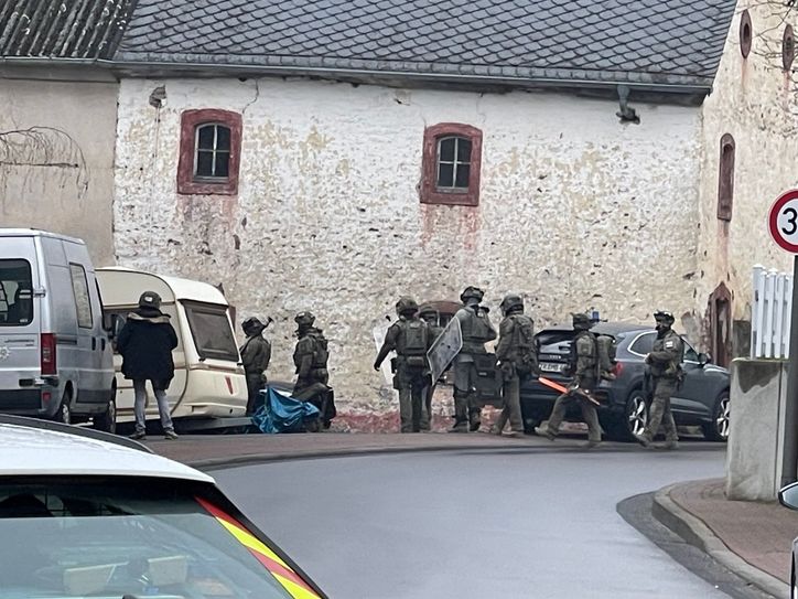Sondereinsatzkräfte der Polizei und schwerbewaffnete Beamte waren am Tatort in Gees im Einsatz.