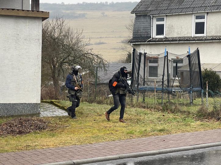 Schwerbewaffnete Sondereinsatzkräfte waren rund um den Tatort im Einsatz.