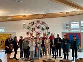 Zur Eröffnung der Ausstellung »UNBEHINDERT KREATIV« im Rathaus Ulmen kamen zahlreiche Gäste sowie beteiligte Künstlerinnen und Künstler zusammen, um die Ergebnisse des inklusiven Kunstprojekts zu würdigen.