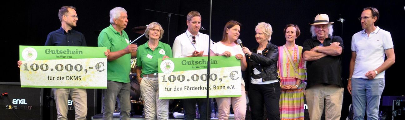 Am Abend der »Oldienacht« übergab die Hilfsgruppe im Beisein von Landrat Markus Ramers (4.v.li.) Gutscheine über je 100.000 Euro an Christian Werheid (li.) von der DKMS und an Ursula Roos (5.v.r.) vom Bonner »Förderkreis für krebskranke Kinder und Jugendliche«.