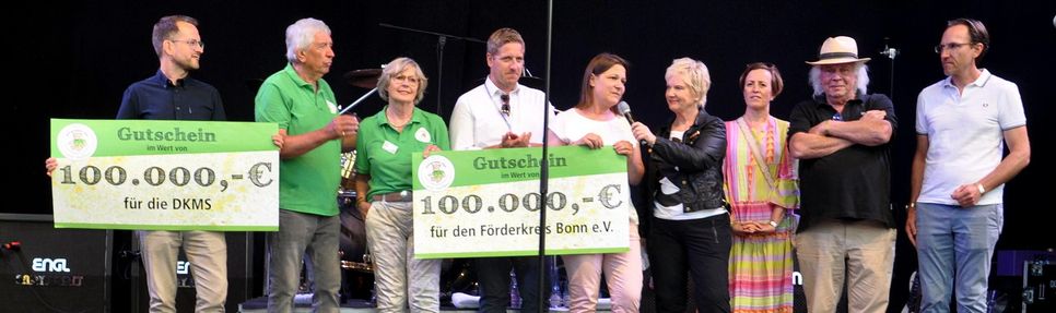 Am Abend der »Oldienacht« übergab die Hilfsgruppe im Beisein von Landrat Markus Ramers (4.v.li.) Gutscheine über je 100.000 Euro an Christian Werheid (li.) von der DKMS und an Ursula Roos (5.v.r.) vom Bonner »Förderkreis für krebskranke Kinder und Jugendliche«.