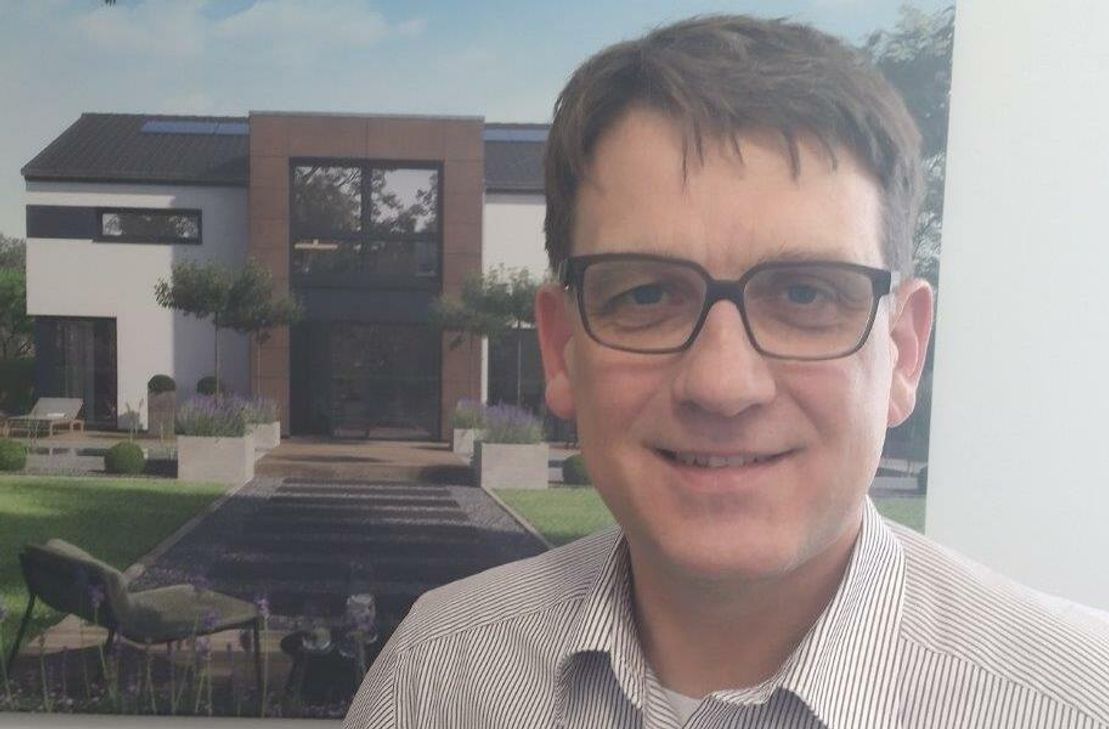 Michael Hoffmeister ist Vertriebsleiter bei Viebrockhaus und seit 25 Jahren im Einfamilienhausvertrieb tätig (3 Jahre Holzhäuser, 5 Jahre Architektenhäuser und 17 Jahre bei Viebrockhaus).