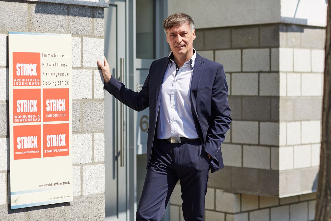 Dipl.-Ing. Dietmar M. Strick ist seit über 30 Jahren selbstständig. Er ist Architekt, Stadtplaner, Bausachverständiger und Immobilienmakler. Foto: Marcus Gloger.