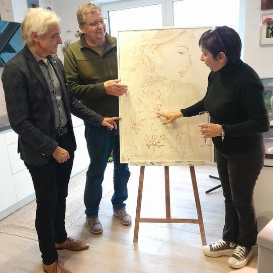 Lillia erklärt die Fresken-Malerei
Das Künstlerhaus "Galeria-jung.de" in Bad Neuenahr-Ahrweiler hatte die renommierte Lillia Baudo zu Gast. Lillia renoviert zur Zeit in Paris an der Kathedrale Notre Dame von der Feuersbrunst beschädigte alte Fresken. Im Gepäck hatte sie 10 Freskenbilder darunter wunderschöne
Frauenporträts, die nun im Künstlerhaus ausgestellt sind. Lillia bietet erstmals Auftrags-Freskenporträts für Kunstliebhaber in Deutschland an.
Alle Vorgespräche nebst Fotoshooting finden beim Kunden zu Hause statt oder in der Galerie. Das nächste live-Event ist mit Alex aus Kasachstan am 3.12. ab 14.00. Freier Eintritt sowieso immer. Hotline für Termine
0171 3539926 Dr. Willi Jung