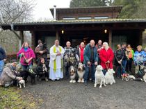 Pater Albert Seul leitet5 die Weihnachtsmesse für Hund und Katz`.