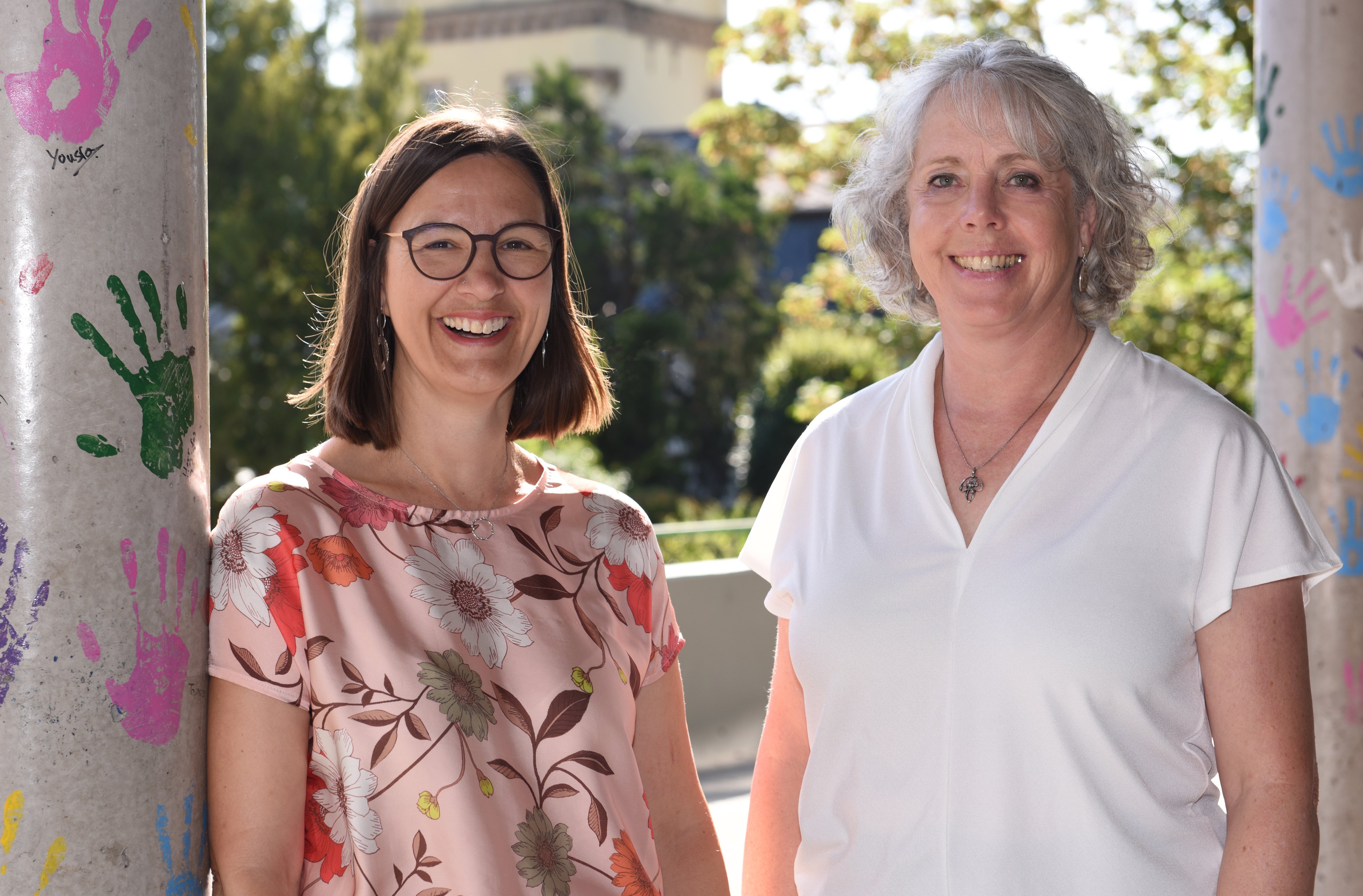 Schulleiterin Claudia Weber (links) und Diplom-Psychologin Eva Glocker.