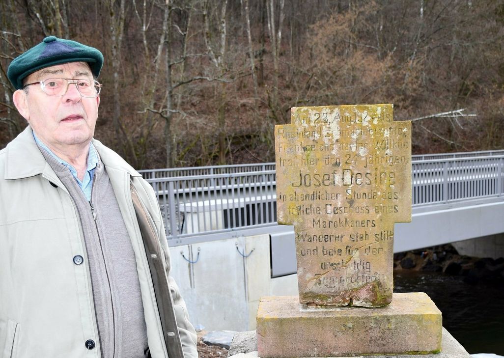Edwin Heuer aus Urft, ein entfernter Verwandter des erschossenen Josef Desiré, führte den Autor nach Erscheinen der "Manni-kallt-Platt"-Kolumne "Welde Zigg" zum lange verschwundenen, aber wiedererrichteten Gedenkstein im Rosental bei Nettersheim.