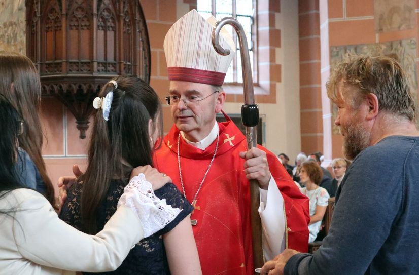 Mehr als 40 jungen Menschen hat der Trierer Weihbischof Robert Brahm, der aus Oberwesel stammt, das Sakrament der Firmung in der Liebfrauenkirche in Oberwesel gespendet.