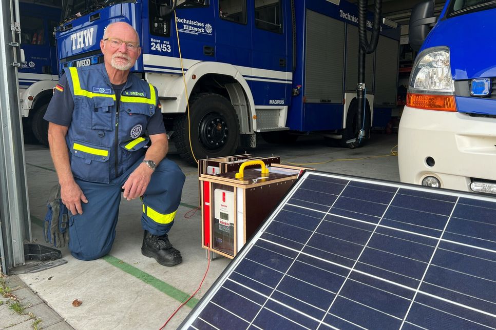 Wolfgang Bremer vom THW-Ortsverband Euskirchen hat eine solarbetriebene, mobile Ladestation konzipiert und gebaut, die dafür sorgen soll, dass den Handys der Einsatzkräfte nicht der »Saft« ausgeht. Foto: Scholl