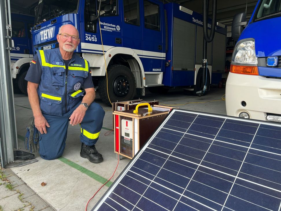 Wolfgang Bremer vom THW-Ortsverband Euskirchen hat eine solarbetriebene, mobile Ladestation konzipiert und gebaut, die dafür sorgen soll, dass den Handys der Einsatzkräfte nicht der »Saft« ausgeht. Foto: Scholl